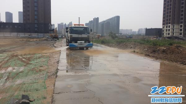 多措并舉，防塵降霾——鄭州18中新校區(qū)引入消防車助力揚(yáng)塵治理